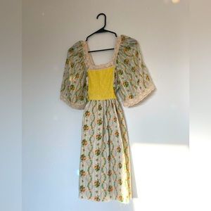Beautiful vintage 1970’s spring dress